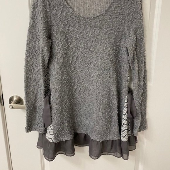 Altard State Textured Gray Ruffle Hem Tunic Top. Medium. - Picture 6 of 16